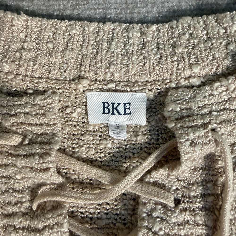 BKE Buckle Women’s Cream Striped Lace-Up V-Neck Knit Sweater - Size Small - Picture 6 of 7